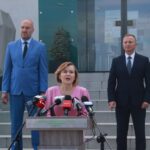 20.07.2020. Kielce. Konferencja w Wojewódzkich Funduszu Ochrony Środowiska i Gospodarki Wodnej. Na zdjęciu (od lewej): Grzegorz Socha - wiceprezes WFOŚiGW w Kielcach, Anna Krupka - wiceminister sportu i Ryszard Gliwiński - prezes WFOŚiGW w Kielcach / Magdalena Blicharska / Radio Kielce