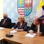 23.07.2020. Kielce. Przekazanie środków na termomodernizację budynków użyteczności publicznej. Na zdjęciu (od lewej): Andrzej Bętkowski - marszałek województwa świętokrzyskiego, Renata Janik - wicemarszałek województwa świętokrzyskiego i Marek Jońca - członek zarządu województwa świętokrzyskiego / Magdalena Blicharska / Radio Kielce