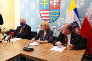 23.07.2020. Kielce. Przekazanie środków na termomodernizację budynków użyteczności publicznej. Na zdjęciu (od lewej): Andrzej Bętkowski - marszałek województwa świętokrzyskiego, Renata Janik - wicemarszałek województwa świętokrzyskiego i Marek Jońca - członek zarządu województwa świętokrzyskiego / Magdalena Blicharska / Radio Kielce