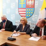 23.07.2020. Kielce. Przekazanie środków na termomodernizację budynków użyteczności publicznej. Na zdjęciu (od lewej): Andrzej Bętkowski - marszałek województwa świętokrzyskiego, Renata Janik - wicemarszałek województwa świętokrzyskiego i Marek Jońca - członek zarządu województwa świętokrzyskiego / Magdalena Blicharska / Radio Kielce