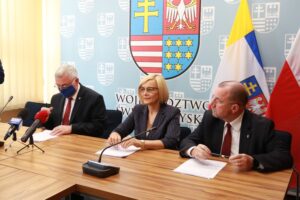 23.07.2020. Kielce. Przekazanie środków na termomodernizację budynków użyteczności publicznej. Na zdjęciu (od lewej): Andrzej Bętkowski - marszałek województwa świętokrzyskiego, Renata Janik - wicemarszałek województwa świętokrzyskiego i Marek Jońca - członek zarządu województwa świętokrzyskiego / Magdalena Blicharska / Radio Kielce