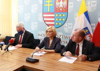 23.07.2020. Kielce. Przekazanie środków na termomodernizację budynków użyteczności publicznej. Na zdjęciu (od lewej): Andrzej Bętkowski - marszałek województwa świętokrzyskiego, Renata Janik - wicemarszałek województwa świętokrzyskiego i Marek Jońca - członek zarządu województwa świętokrzyskiego / Magdalena Blicharska / Radio Kielce