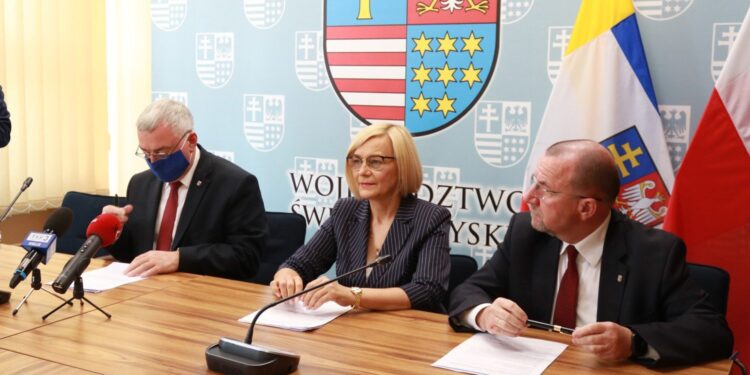 23.07.2020. Kielce. Przekazanie środków na termomodernizację budynków użyteczności publicznej. Na zdjęciu (od lewej): Andrzej Bętkowski - marszałek województwa świętokrzyskiego, Renata Janik - wicemarszałek województwa świętokrzyskiego i Marek Jońca - członek zarządu województwa świętokrzyskiego / Magdalena Blicharska / Radio Kielce