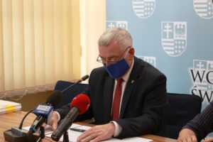 23.07.2020. Kielce. Przekazanie środków na termomodernizację budynków użyteczności publicznej. Na zdjęciu: Andrzej Bętkowski - marszałek województwa świętokrzyskiego / Magdalena Blicharska / Radio Kielce