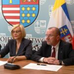 23.07.2020. Kielce. Przekazanie środków na termomodernizację budynków użyteczności publicznej. Na zdjęciu (od lewej): Renata Janik - wicemarszałek województwa świętokrzyskiego i Marek Jońca - członek zarządu województwa świętokrzyskiego / Magdalena Blicharska / Radio Kielce