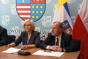 23.07.2020. Kielce. Przekazanie środków na termomodernizację budynków użyteczności publicznej. Na zdjęciu (od lewej): Renata Janik - wicemarszałek województwa świętokrzyskiego i Marek Jońca - członek zarządu województwa świętokrzyskiego / Magdalena Blicharska / Radio Kielce