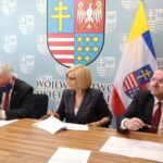 23.07.2020. Kielce. Przekazanie środków na termomodernizację budynków użyteczności publicznej. Na zdjęciu (od lewej): Andrzej Bętkowski - marszałek województwa świętokrzyskiego, Renata Janik - wicemarszałek województwa świętokrzyskiego i Marek Jońca - członek zarządu województwa świętokrzyskiego / Magdalena Blicharska / Radio Kielce