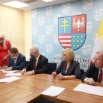 23.07.2020. Kielce. Przekazanie środków na termomodernizację budynków użyteczności publicznej. Na zdjęciu (od lewej): Joanna Młynarczyk-Kusińska - skarbnik gminy Sitkówka-Nowiny, Łukasz Barwinek - zastępca wójta gminy Sitkówka Nowiny, Andrzej Bętkowski - marszałek województwa świętokrzyskiego, Renata Janik - wicemarszałek województwa świętokrzyskiego i Marek Jońca - członek zarządu województwa świętokrzyskiego / Magdalena Blicharska / Radio Kielce
