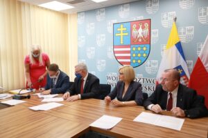 23.07.2020. Kielce. Przekazanie środków na termomodernizację budynków użyteczności publicznej. Na zdjęciu (od lewej): Joanna Młynarczyk-Kusińska - skarbnik gminy Sitkówka-Nowiny, Łukasz Barwinek - zastępca wójta gminy Sitkówka Nowiny, Andrzej Bętkowski - marszałek województwa świętokrzyskiego, Renata Janik - wicemarszałek województwa świętokrzyskiego i Marek Jońca - członek zarządu województwa świętokrzyskiego / Magdalena Blicharska / Radio Kielce