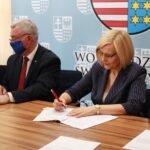 23.07.2020. Kielce. Przekazanie środków na termomodernizację budynków użyteczności publicznej. Na zdjęciu (od lewej): Andrzej Bętkowski - marszałek województwa świętokrzyskiego i Renata Janik - wicemarszałek województwa świętokrzyskiego / Magdalena Blicharska / Radio Kielce