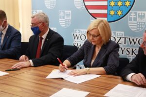 23.07.2020. Kielce. Przekazanie środków na termomodernizację budynków użyteczności publicznej. Na zdjęciu (od lewej): Andrzej Bętkowski - marszałek województwa świętokrzyskiego i Renata Janik - wicemarszałek województwa świętokrzyskiego / Magdalena Blicharska / Radio Kielce