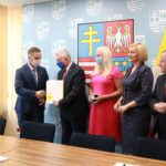 23.07.2020. Kielce. Przekazanie środków na termomodernizację budynków użyteczności publicznej. Na zdjęciu (od lewej): Łukasz Barwinek - zastępca wójta gminy Sitkówka Nowiny, Andrzej Bętkowski - marszałek województwa świętokrzyskiego, Joanna Młynarczyk-Kusińska - skarbnik gminy Sitkówka-Nowiny, Renata Janik - wicemarszałek województwa świętokrzyskiego i Marek Jońca - członek zarządu województwa świętokrzyskiego / Magdalena Blicharska / Radio Kielce