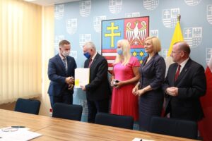 23.07.2020. Kielce. Przekazanie środków na termomodernizację budynków użyteczności publicznej. Na zdjęciu (od lewej): Łukasz Barwinek - zastępca wójta gminy Sitkówka Nowiny, Andrzej Bętkowski - marszałek województwa świętokrzyskiego, Joanna Młynarczyk-Kusińska - skarbnik gminy Sitkówka-Nowiny, Renata Janik - wicemarszałek województwa świętokrzyskiego i Marek Jońca - członek zarządu województwa świętokrzyskiego / Magdalena Blicharska / Radio Kielce