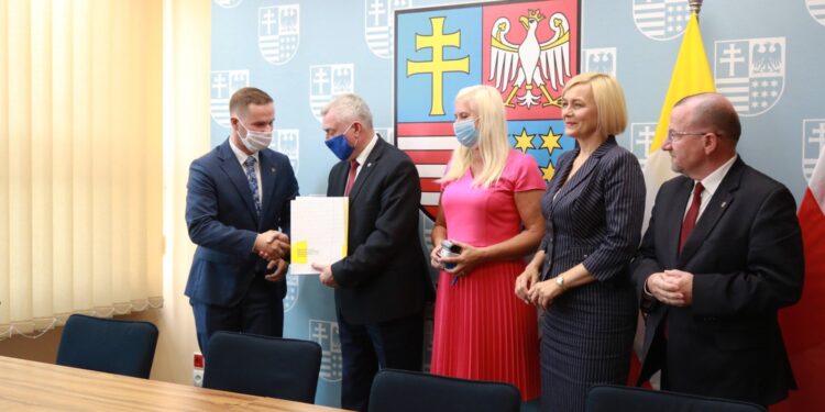 23.07.2020. Kielce. Przekazanie środków na termomodernizację budynków użyteczności publicznej. Na zdjęciu (od lewej): Łukasz Barwinek - zastępca wójta gminy Sitkówka Nowiny, Andrzej Bętkowski - marszałek województwa świętokrzyskiego, Joanna Młynarczyk-Kusińska - skarbnik gminy Sitkówka-Nowiny, Renata Janik - wicemarszałek województwa świętokrzyskiego i Marek Jońca - członek zarządu województwa świętokrzyskiego / Magdalena Blicharska / Radio Kielce