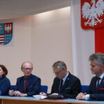 23.07.2020. Podpisanie umów na wsparcie dzieci przebywających w rodzinach zastępczych i domach dziecka. Na zdjęciu (od lewej): Iwona Kumor - kierownik działu finansowo-księgowego MOPR, Marek Scelina - dyrektor MOPR Kielce, Zbigniew Koniusz - wojewoda, senator Krzysztof Słoń / Magda Blicharska / Radio Kielce