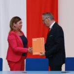 30.07.2020 Kielce. ŚUW. Podpisanie umów w ramach programu „Senior+”. Na zdjęciu (od lewej): Joanna Suska - burmistrz Ćmielowa i wojewoda Zbigniew Koniusz / Magdalena Blicharska / Radio Kielce