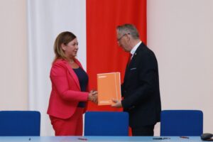 30.07.2020 Kielce. ŚUW. Podpisanie umów w ramach programu „Senior+”. Na zdjęciu (od lewej): Joanna Suska - burmistrz Ćmielowa i wojewoda Zbigniew Koniusz / Magdalena Blicharska / Radio Kielce