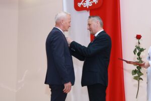 31.07.2020. Kielce. Wręczenie państwowych odznaczeń. Na zdjęciu (od lewej): Jacek Andrzej Kuzia i Zbigniew Koniusz - wojewoda świętokrzyski / Magdalena Blicharska / Radio Kielce