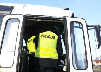 09.02.2020 Górno. Kontrola drogowa. Policja. Autobus / Jarosław Kubalski / Radio Kielce