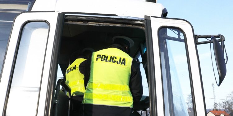 09.02.2020 Górno. Kontrola drogowa. Policja. Autobus / Jarosław Kubalski / Radio Kielce