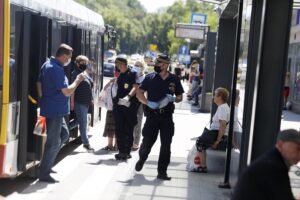 01.07.2020 Kielce. Koronawirus. MPK. Straż miejska sprawdza czy ludzie noszą maseczki / Jarosław Kubalski / Radio Kielce