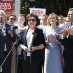 01.07.2020 Kielce. Marszałek Sejmu Elżbieta Witek spotkała się z kielczanami. Od lewej: poseł Krzysztof Lipiec, poseł Agata Wojtyszek, marszałek Sejmu Elżbieta Witek, wiceminister sportu Anna Krupka, poseł Andrzej Kryj i poseł Marek Kwitek / Jarosław Kubalski / Radio Kielce
