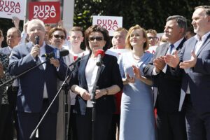 01.07.2020 Kielce. Marszałek Sejmu Elżbieta Witek spotkała się z kielczanami. Od lewej: poseł Krzysztof Lipiec, poseł Agata Wojtyszek, marszałek Sejmu Elżbieta Witek, wiceminister sportu Anna Krupka, poseł Andrzej Kryj i poseł Marek Kwitek / Jarosław Kubalski / Radio Kielce