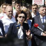 01.07.2020 Kielce. Marszałek Sejmu Elżbieta Witek spotkała się z kielczanami. Od lewej: poseł Krzysztof Lipiec, poseł Mariusz Gosek, marszałek Sejmu Elżbieta Witek, wiceminister sportu Anna Krupka i poseł Andrzej Kryj / Jarosław Kubalski / Radio Kielce