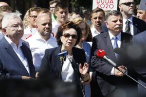 01.07.2020 Kielce. Marszałek Sejmu Elżbieta Witek spotkała się z kielczanami. Od lewej: poseł Krzysztof Lipiec, poseł Mariusz Gosek, marszałek Sejmu Elżbieta Witek, wiceminister sportu Anna Krupka i poseł Andrzej Kryj / Jarosław Kubalski / Radio Kielce