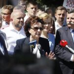 01.07.2020 Kielce. Marszałek Sejmu Elżbieta Witek spotkała się z kielczanami. Od lewej: poseł Krzysztof Lipiec, poseł Mariusz Gosek, marszałek Sejmu Elżbieta Witek, wiceminister sportu Anna Krupka i poseł Andrzej Kryj / Jarosław Kubalski / Radio Kielce
