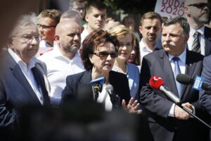 01.07.2020 Kielce. Marszałek Sejmu Elżbieta Witek spotkała się z kielczanami. Od lewej: poseł Krzysztof Lipiec, poseł Mariusz Gosek, marszałek Sejmu Elżbieta Witek, wiceminister sportu Anna Krupka i poseł Andrzej Kryj / Jarosław Kubalski / Radio Kielce