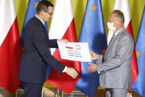 09.07.2020 Busko-Zdrój. Wizyta premiera Mateusza Morawieckiego. Na zdjęciu (od lewej): premier Mateusz Morawiecki i Jerzy Kolarz - starosta buski / Jarosław Kubalski / Radio Kielce