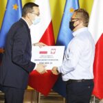 09.07.2020 Busko-Zdrój. Wizyta premiera Mateusza Morawieckiego. Na zdjęciu (od lewej): premier Mateusz Morawiecki i Paweł Zagaja - burmistrz Nowego Korczyna / Jarosław Kubalski / Radio Kielce