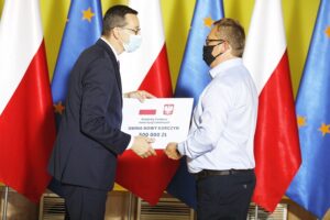 09.07.2020 Busko-Zdrój. Wizyta premiera Mateusza Morawieckiego. Na zdjęciu (od lewej): premier Mateusz Morawiecki i Paweł Zagaja - burmistrz Nowego Korczyna / Jarosław Kubalski / Radio Kielce