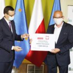 09.07.2020 Busko-Zdrój. Wizyta premiera Mateusza Morawieckiego. Na zdjęciu (od lewej): premier Mateusz Morawiecki i Wiesław Skop - wójt Pacanowa / Jarosław Kubalski / Radio Kielce