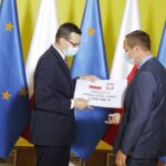09.07.2020 Busko-Zdrój. Wizyta premiera Mateusza Morawieckiego. Na zdjęciu (od lewej): premier Mateusz Morawiecki i Piotr Kalita - zastępca wójta Solca-Zdroju / Jarosław Kubalski / Radio Kielce