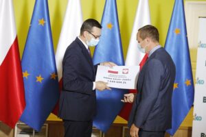 09.07.2020 Busko-Zdrój. Wizyta premiera Mateusza Morawieckiego. Na zdjęciu (od lewej): premier Mateusz Morawiecki i Piotr Kalita - zastępca wójta Solca-Zdroju / Jarosław Kubalski / Radio Kielce