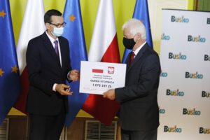 09.07.2020 Busko-Zdrój. Wizyta premiera Mateusza Morawieckiego. Na zdjęciu (od lewej): premier Mateusz Morawiecki i Ryszard Zych – burmistrz Stopnicy / Jarosław Kubalski / Radio Kielce