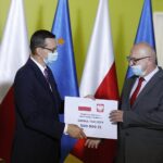 09.07.2020 Busko-Zdrój. Wizyta premiera Mateusza Morawieckiego. Na zdjęciu (od lewej): premier Mateusz Morawiecki i Marek Kaczmarek – wójt gminy Tuczępy / Jarosław Kubalski / Radio Kielce