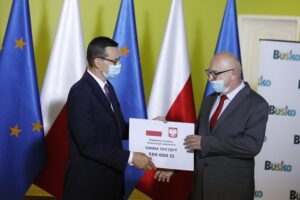 09.07.2020 Busko-Zdrój. Wizyta premiera Mateusza Morawieckiego. Na zdjęciu (od lewej): premier Mateusz Morawiecki i Marek Kaczmarek – wójt gminy Tuczępy / Jarosław Kubalski / Radio Kielce