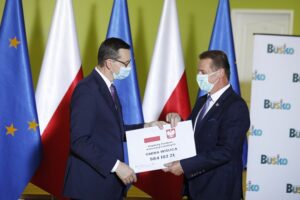 09.07.2020 Busko-Zdrój. Wizyta premiera Mateusza Morawieckiego. Na zdjęciu (od lewej): premier Mateusz Morawiecki i Jarosław Jaworski – burmistrz Wiślicy / Jarosław Kubalski / Radio Kielce