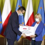 09.07.2020 Busko-Zdrój. Wizyta premiera Mateusza Morawieckiego. Na zdjęciu (od lewej): premier Mateusz Morawiecki i Maria Barańska - wicestarosta jędrzejowski / Jarosław Kubalski / Radio Kielce