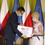 09.07.2020 Busko-Zdrój. Wizyta premiera Mateusza Morawieckiego. Na zdjęciu (od lewej): premier Mateusz Morawiecki i Renata Kawiorska - wiceburmistrz Jędrzejowa / Jarosław Kubalski / Radio Kielce