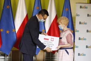 09.07.2020 Busko-Zdrój. Wizyta premiera Mateusza Morawieckiego. Na zdjęciu (od lewej): premier Mateusz Morawiecki i Renata Kawiorska - wiceburmistrz Jędrzejowa / Jarosław Kubalski / Radio Kielce