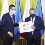 09.07.2020 Busko-Zdrój. Wizyta premiera Mateusza Morawieckiego. Na zdjęciu (od lewej): premier Mateusz Morawiecki i Zbigniew Huk - wójt gminy Imielno / Jarosław Kubalski / Radio Kielce