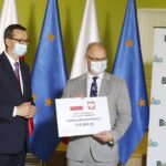 09.07.2020 Busko-Zdrój. Wizyta premiera Mateusza Morawieckiego. Na zdjęciu (od lewej): premier Mateusz Morawiecki i Mariusz Piotrowski - burmistrz Małogoszcza / Jarosław Kubalski / Radio Kielce