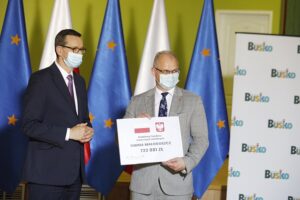 09.07.2020 Busko-Zdrój. Wizyta premiera Mateusza Morawieckiego. Na zdjęciu (od lewej): premier Mateusz Morawiecki i Mariusz Piotrowski - burmistrz Małogoszcza / Jarosław Kubalski / Radio Kielce