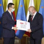 09.07.2020 Busko-Zdrój. Wizyta premiera Mateusza Morawieckiego. Na zdjęciu (od lewej): premier Mateusz Morawiecki i Tadeusz Soboń - wójt Oksy / Jarosław Kubalski / Radio Kielce