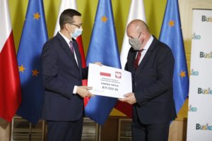 09.07.2020 Busko-Zdrój. Wizyta premiera Mateusza Morawieckiego. Na zdjęciu (od lewej): premier Mateusz Morawiecki i Tadeusz Soboń - wójt Oksy / Jarosław Kubalski / Radio Kielce