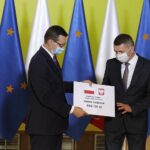 09.07.2020 Busko-Zdrój. Wizyta premiera Mateusza Morawieckiego. Na zdjęciu (od lewej): premier Mateusz Morawiecki i Tomasz Chaja - wójt Sobkowa / Jarosław Kubalski / Radio Kielce